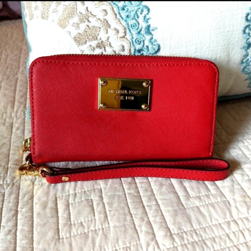 Michael Kors I-1309 Jet Set Red Zippered Leather Wristlet Wallet